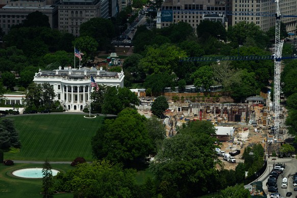 KEYPIX - Construction on the new White House ballroom is seen from the Washington Monument, Monday, April 20, 2026, in Washington. (KEYSTONE/AP Photo/Julia Demaree Nikhinson)
