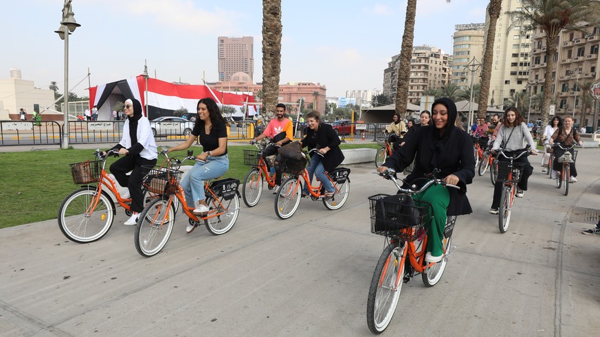 epa10254525 People participate in a bicycle ride after opening the &#039;Cairo Bike&#039; project through at Tahrir Square in Cairo, Egypt, 20 October 2022. A new government initiative aims to encoura ...