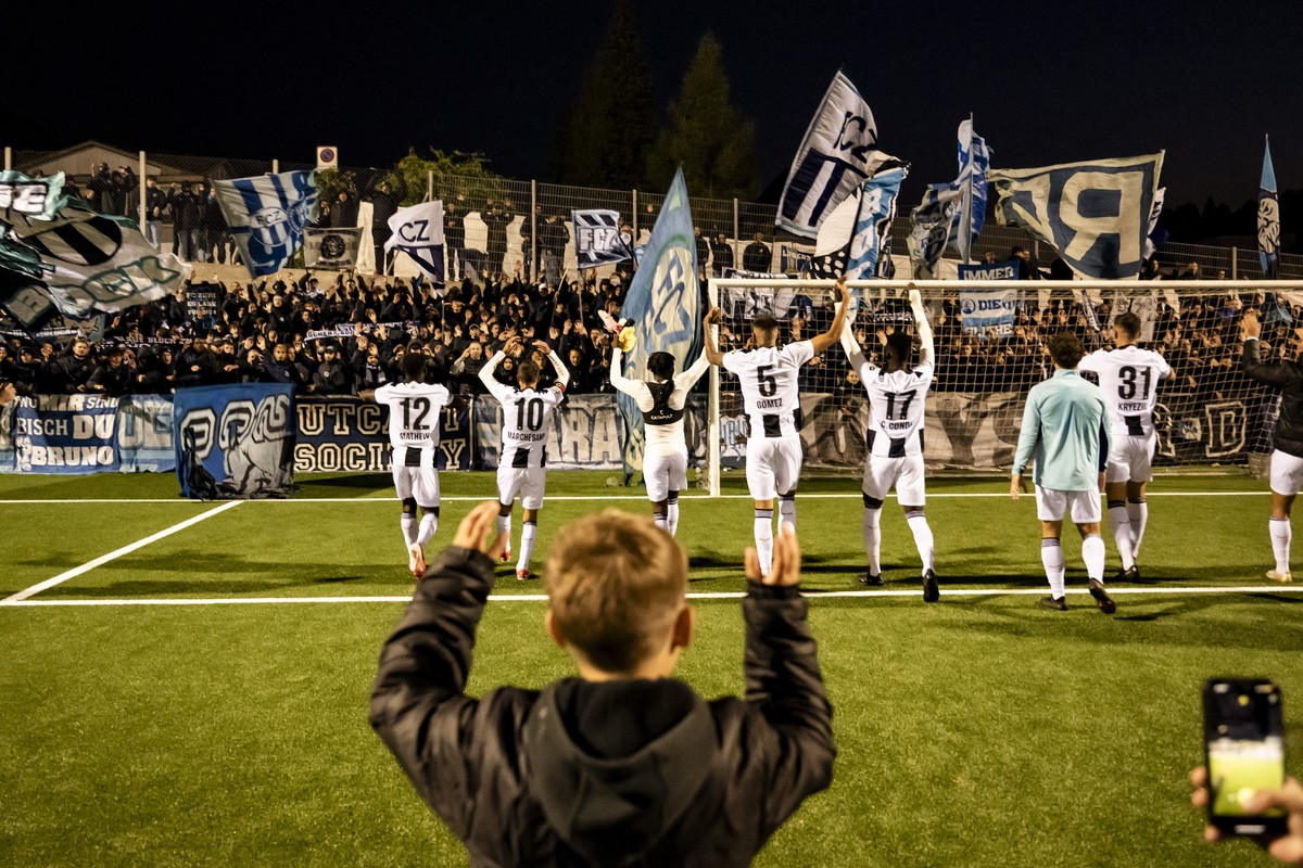 Les joueurs du FCZ fetent la victoire avec les supporters lors du 16eme de finale de la Coupe de Suisse de football entre FC Le Communal Sport Le Locle et le FC Zuerich le samedi 14 septembre 2024 au  ...
