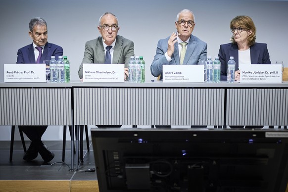 Andre Zemp, Praesident Spitalrat Univeristaetsspital Zuerich, 2. rechts, spricht neben Rene Pretre Experte Untersuchungskommission, Niklaus Oberholzer, Leiter der Untersuchungskommission, und Monika J ...