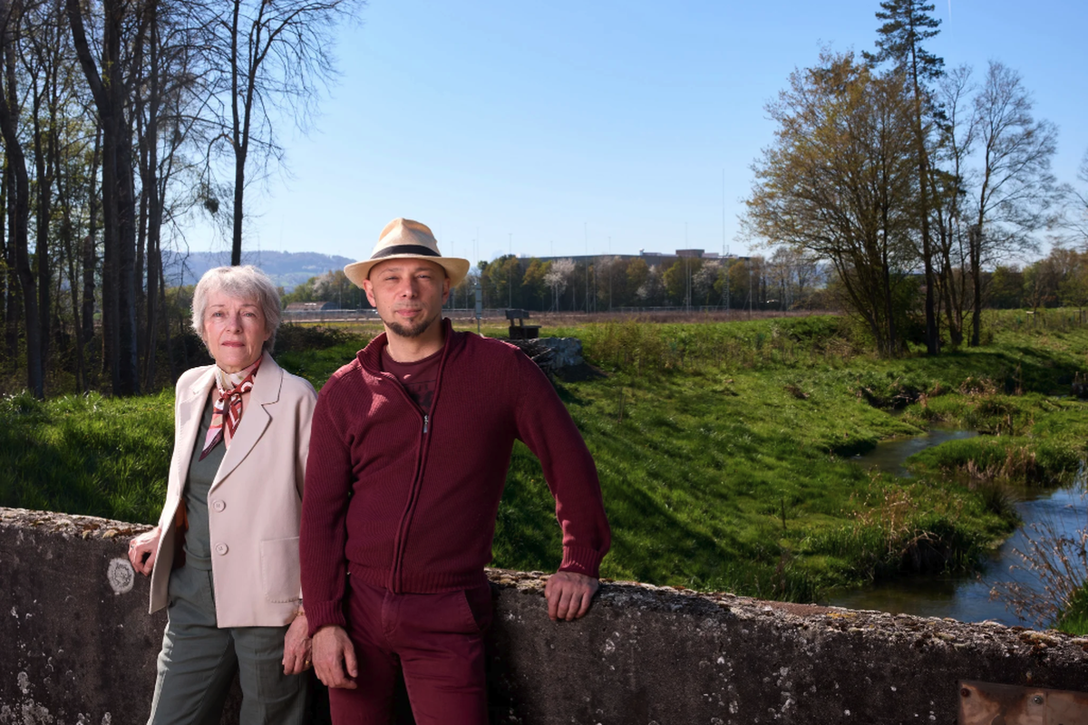 Aline Crettol et Alaric Kohler, de l'association EcoTransition – La Broye, s'opposent au futur abattoir de poulets prévu par Micarna à Saint-Aubin (FR).