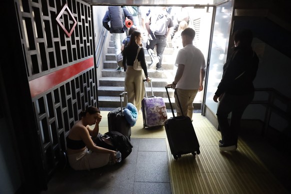 epa12060363 Commuters leave a subway station after a blackout hit Spain and Portugal in Madrid, Spain, 28 April 2025. A massive blackout has hit large parts of Spain and spread to neighbouring Portuga ...