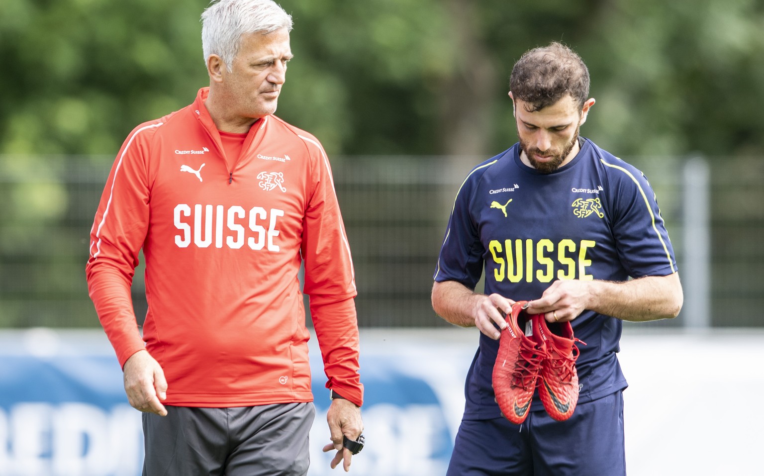 ARCHIVBILD ZUM AUSSCHEIDEN VON ADMIR MEHEMDI AUS DEM SCHWEIZER WM-KADER, AM FREITAG, 25. MAI 2018 - Trainer Vladimir Petkovic, links, spricht mit Admir Mehmedi waehrend dem Training der Schweizer Nati ...