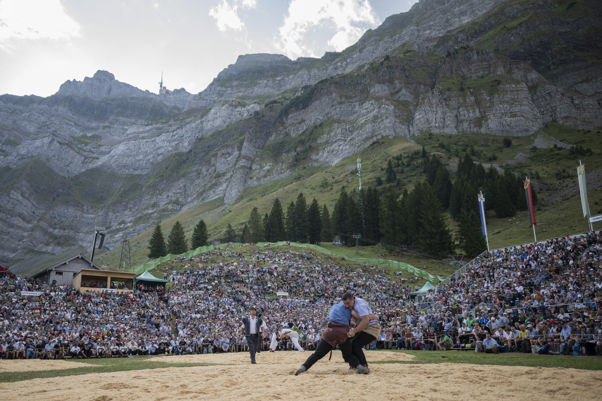 Werner Schlegel und Fabian Staudenmann greifen zusammen unter dem Saentis im ersten Gang beim traditionellen Schwaegalp Schwinget, am Sonntag, 16. August 2026, auf der Schwaegalp in Hundwil. (KEYSTONE ...