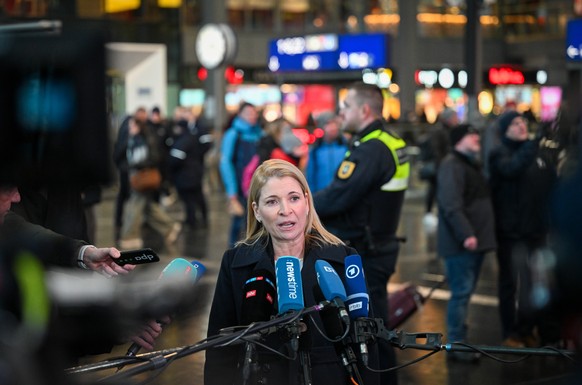 KEYPIX - 05.02.2026, Berlin: Evelyn Palla, Vorstandsvorsitzende der Deutschen Bahn AG, gibt im Berliner Hauptbahnhof ein Statement. Foto: Soeren Stache/dpa +++ dpa-Bildfunk +++ (KEYSTONE/DPA/Soeren St ...