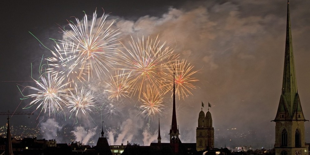 Selten war eine Silvesternacht so klar und mild wie gestern. Dies ganz zur Freude derjenigen, die zum Zürcher Seebecken pilgerten, um sich das 15-minütige Neujahrs-Feuerwerk anzuschauen. Einen Ausschn ...