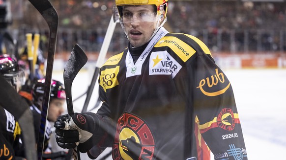 PostFinance Top Scorer Austin Czarnik (SCB) kommt nach einem Einsatz zur Bank zurueck im Spiel der Eishockey National League zwischen SC Bern, SCB, und HC Davos, HCD, vom Freitag, 22. November 2024, i ...