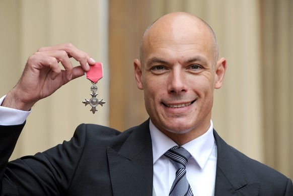 2011 wird Howard Webb wegen seiner Verdienste um den Fussball mit dem Ritterorden «Member of the Order of the British Empire» ausgezeichnet.