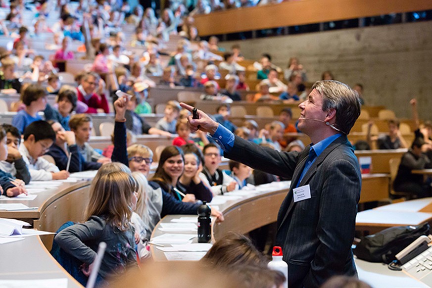 Prof. Dr. Ulrich Schmid während seiner Vorlesung an der Kinder-Uni St.Gallen (11.11.2015).