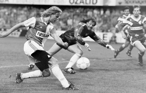 GC-Spieler Alain Sutter, links, umspielt den Sittener Goalie Urs Lehmann, Mitte, und kommt frei zum Schuss. Die Grasshoppers gewinnen am 8. Juni 1991 im Hardturm-Stadion in Zuerich in einem spektakula ...