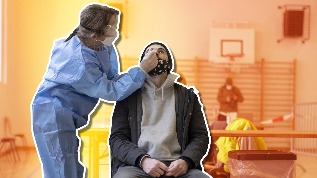 epaselect epa08876669 A man is tested during Covid-19 mass testing, in Zuoz, Switzerland, 11 December 2020. Three regions in the canton of Grisons will be mass tested during three days. The test is vo ...