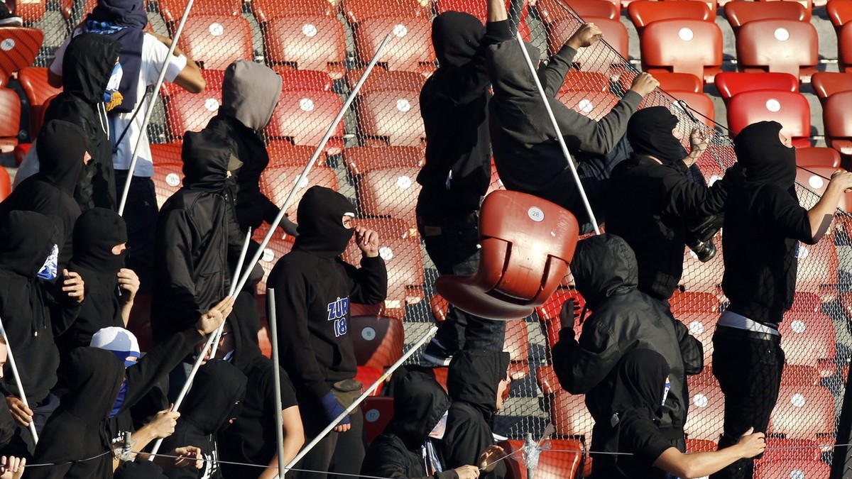 Ein Stadionsitz fliegt durch die Luft bei den GC Fans im Super League Fussballspiel zwischen den Grasshoppers und dem FC Zuerich, am Sonntag, 2. Oktober 2011 im Stadion Letzigrund in Zuerich. Das Spie ...