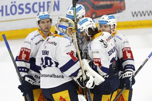 Zugs Torhueter Leonardo Genoni, links, jubelt mit Teamkollege Dominik Schlumpf, rechts, nach dem Sieg im Eishockey-Qualifikationsspiel der National League zwischen dem HC Ajoie und dem EV Zug in der R ...