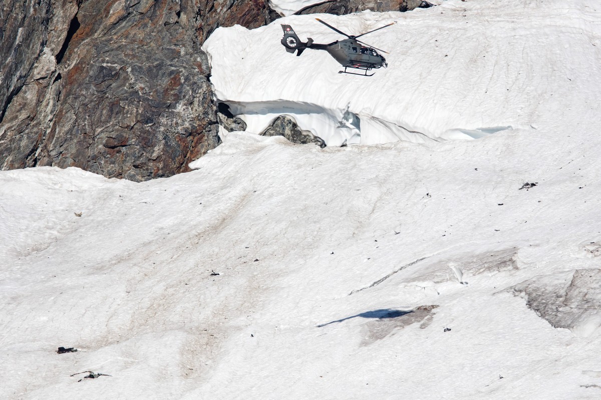 epa05516497 A military helicopter participates in a search for a missing F/A-18-plane pilot of the Swiss military, above the Chelengletscher in the east of the Hinter Tierberg in Goeschenen, Switzerla ...
