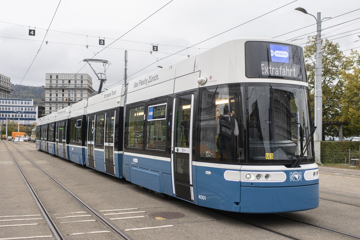 Das neue Tram "Flexity" rollt ueber die Tramschienen, aufgenommen am Donnerstag, 15. Oktober 2020 in Zuerich. (KEYSTONE/Ennio Leanza)
