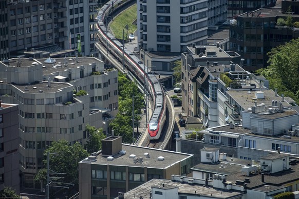 Ein Zug der SBB faert in den Bahnhof ein, in der Stadt Zug, aus der Sicht des Zuger Hochhaus Park Tower am Dienstag, 6. Juni 2023 in Zug. (KEYSTONE/Urs Flueeler).