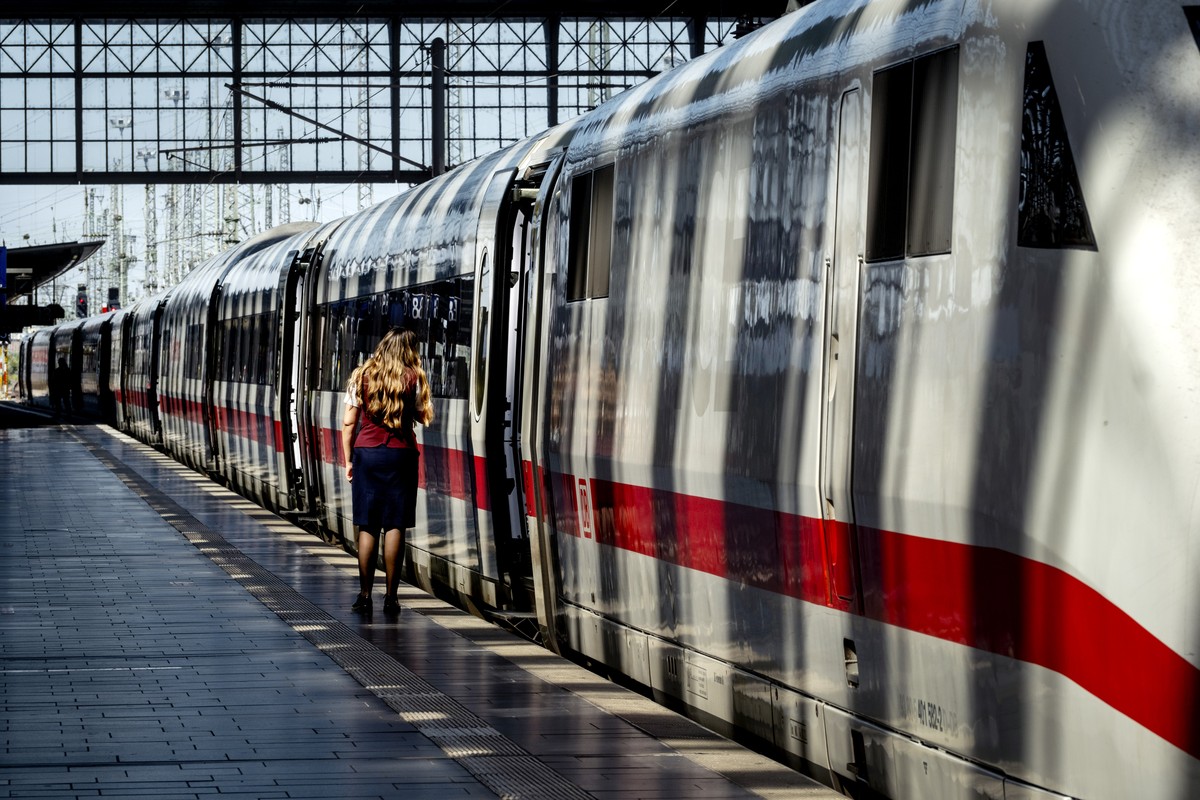 An ICE speed train is ready to leave the central train station in Frankfurt, Germany, Tuesday, June 25, 2024. Visitors to the Euro 2024 soccer tournament keep complaint about the unreliability of the  ...