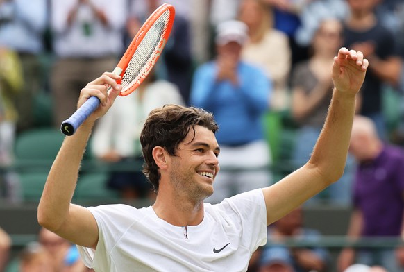 epa10051886 Taylor Fritz of the USA celebrates after winning his men's 4th round match against Jason Kubler of Australia at the Wimbledon Championships in Wimbledon, Britain, 04 July 2022.  EPA/KIERAN GALVIN   EDITORIAL USE ONLY
