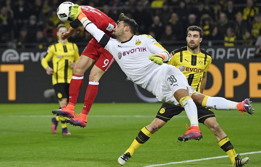 ZUM START DER 1. FUSSBALL BUNDESLIGA AM FREITAG, 18. AUGUST 2017, STELLEN WIR IHNEN FOLGENDES BILDMATERIAL ZU DEN SCHWEIZER SPIELERN ZUR VERFUEGUNG - Dortmund goalkeeper Roman Buerki, right, saves the ...