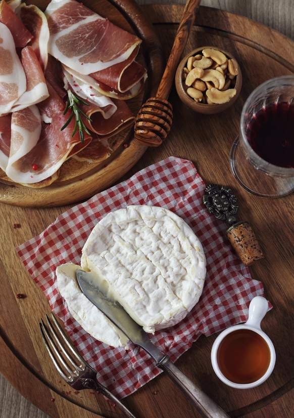 camembert aufschnitt rohschinken rotwein