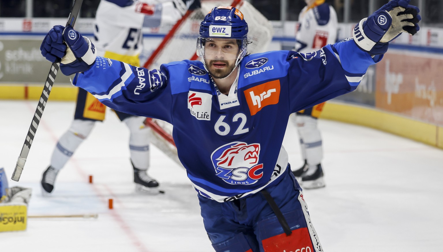 Zuerichs Denis Malgin feiert das 2:1 waehrend der 2. Partie des Playoff-Finals der National League zwischen den ZSC Lions und dem EV Zug, am Mittwoch, den 20. April 2022, im Hallenstadion in Zuerich.  ...