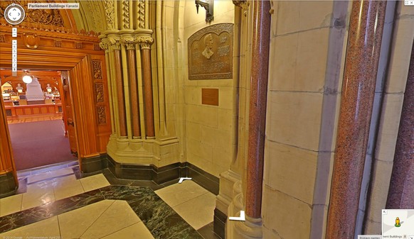 In dieser Nische vor der Bibliothek verschanzte sich Terrorist Zehaf-Bibeau. Im Vordergrund steht die Säule, um die sich Vickers geworfen haben soll.