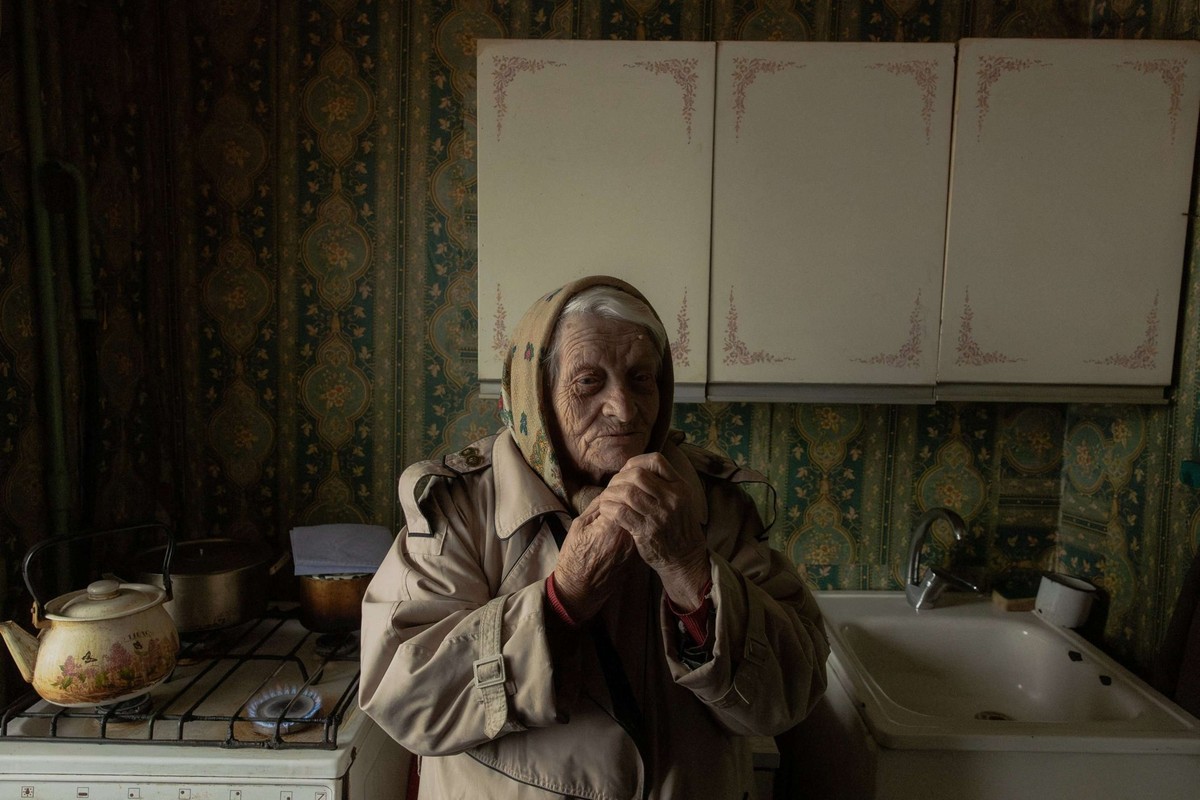 Yevheniia Yeremina, une retraitée de 89 ans, se tient dans sa cuisine et utilise une cuisinière à gaz pour chauffer son appartement, qui n&amp;#039;a ni électricité ni chauffage, à Kiev, le 26 janvier ...