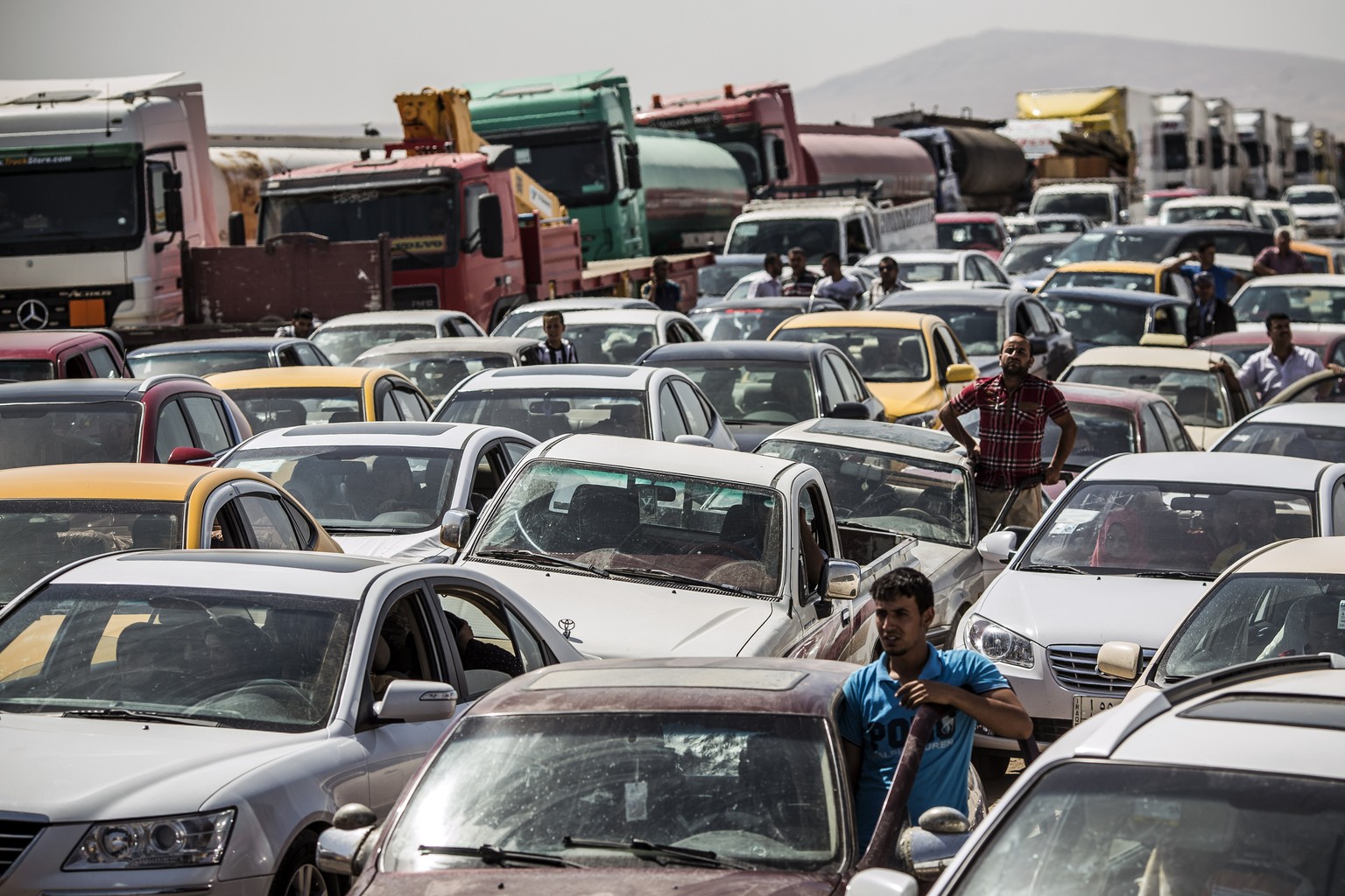 Autoschlangen vor einem kurdischen Checkpoint.