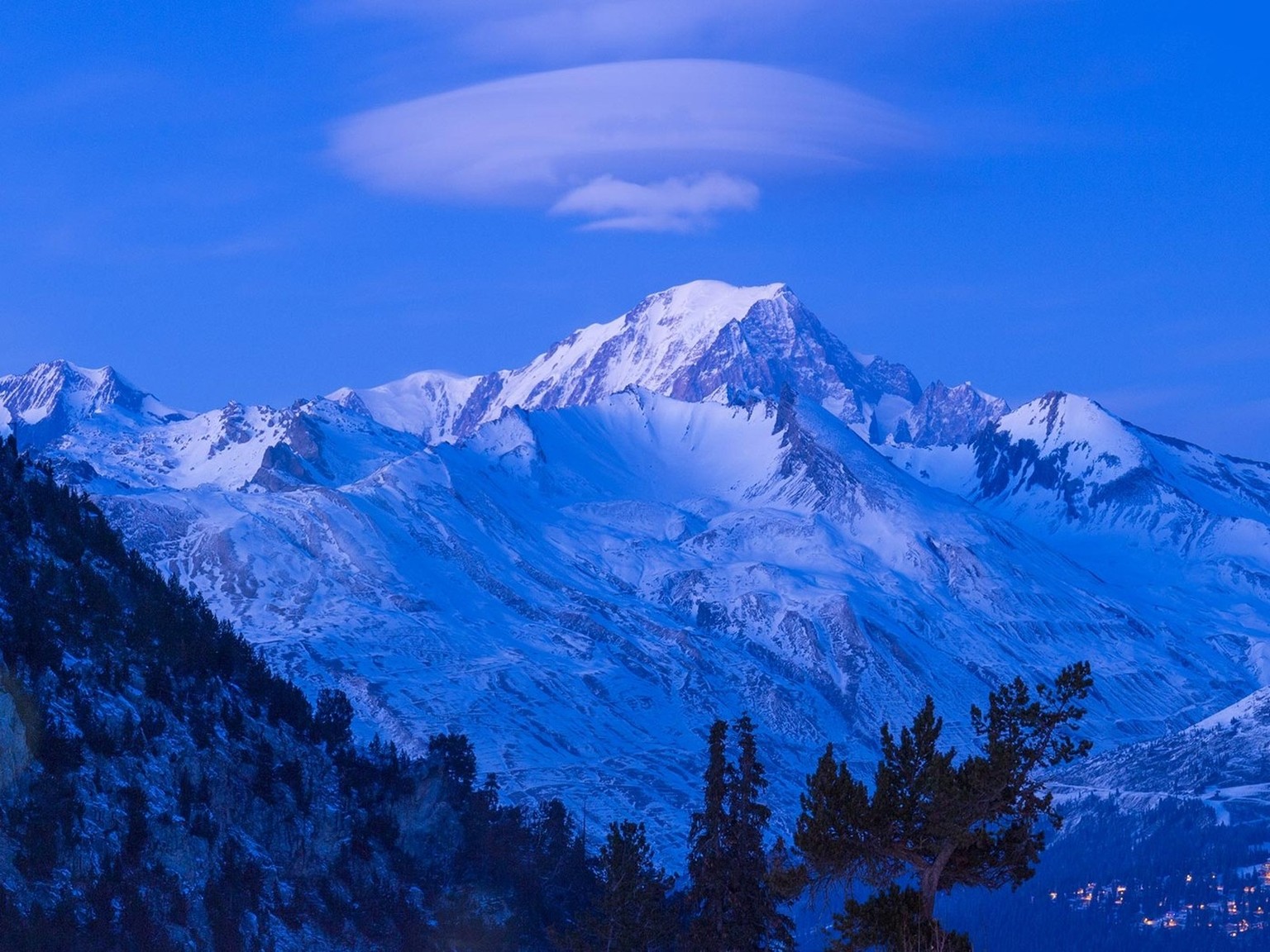 Wie lässt sich die Farbe des Himmels messen? Dieser Frage ging Horace Bénédict de Saussure im 18. Jahrhundert auf dem Mont Blanc nach.
https://commons.wikimedia.org/wiki/File:Mont_Blanc,_2017.jpg