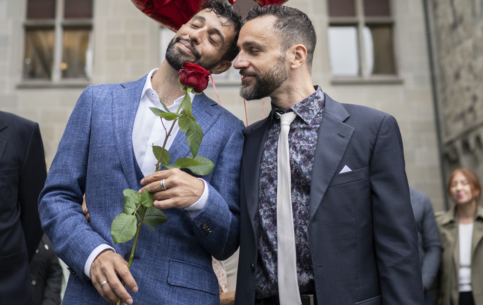 Luca Morreale, links, und Stefano Perfetti feiern ihre Umwandlung der eingetragenen Partnerschaft in eine Ehe, im Standesamt Amtshaus in Zuerich, aufgenommen am Freitag, 1. Juli 2022. Nach einem Ja zu ...