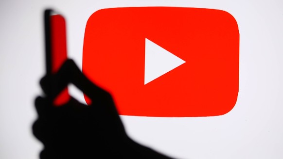 Videoplattform YouTube von Google, Smartphone-User (Symbolbild)
