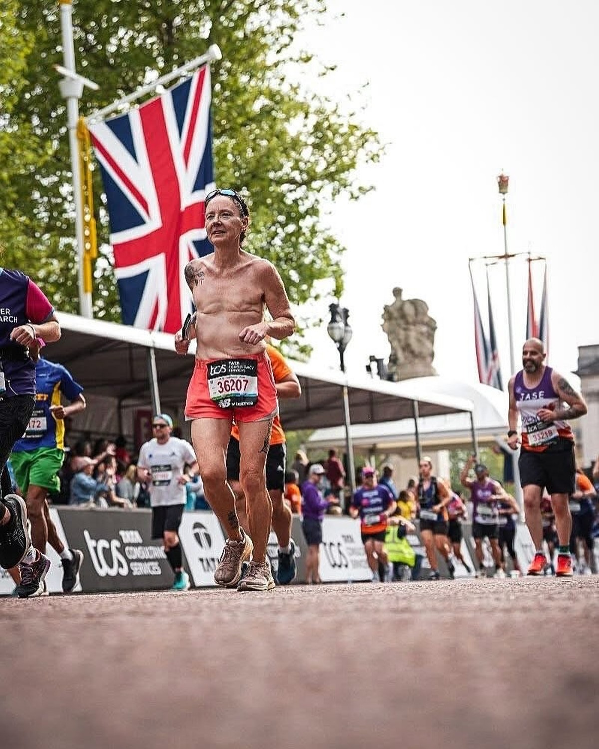 Qui est Louise Butcher, la marathonienne qui court topless? Louise Butcher court des marathons torse nu, les cicatrices de sa double mastectomie exposées au grand jour. Non pas pour provoquer ou choqu ...