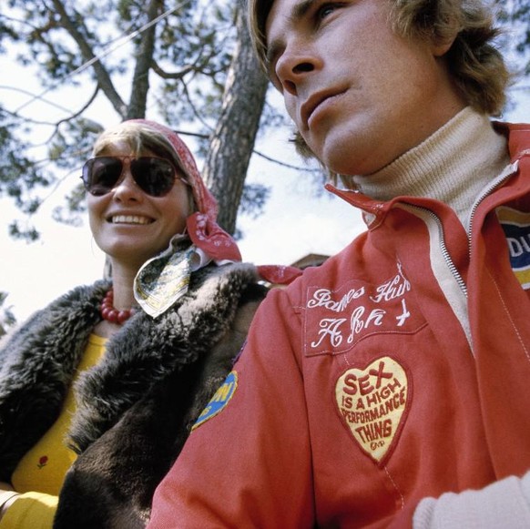1975 Monaco GP MONTE CARLO, MONACO - MAY 11: James Hunt with his wife Suzie in the paddock during the Monaco GP at Monte Carlo on May 11, 1975 in Monte Carlo, Monaco. PUBLICATIONxINxGERxSUIxAUTxHUNxON ...