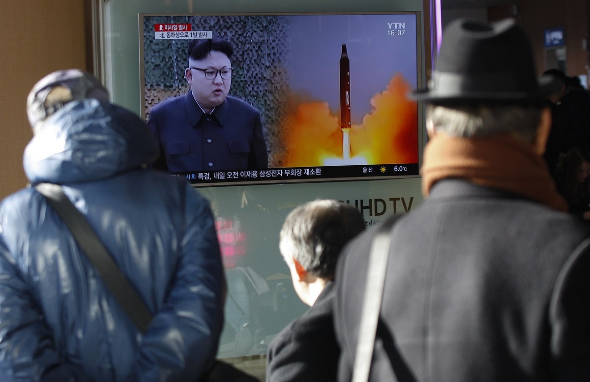 epaselect epa05786896 South Koreans watching a television news broadcast at a station in Seoul, South Korea. According to reports quoting South Korea's military, North Korea has test-fired an uni ...
