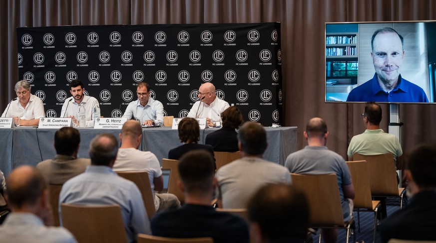 Angelo Renzetti, Praesident des FC Lugano, Michele Campana, Chief Operating Officer des FC Lugano, Georg Heitz, Mitglied des Verwaltungsrates des FC Lugano, links, und Martin Blaser, CEO und Mitglied  ...