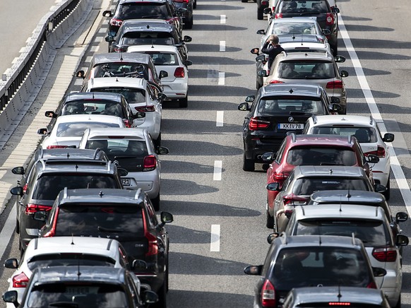 Am frühen Montagabend betrug der Stau vor dem Gotthard-Südportal 16 Kilometer. (Symbolbild)