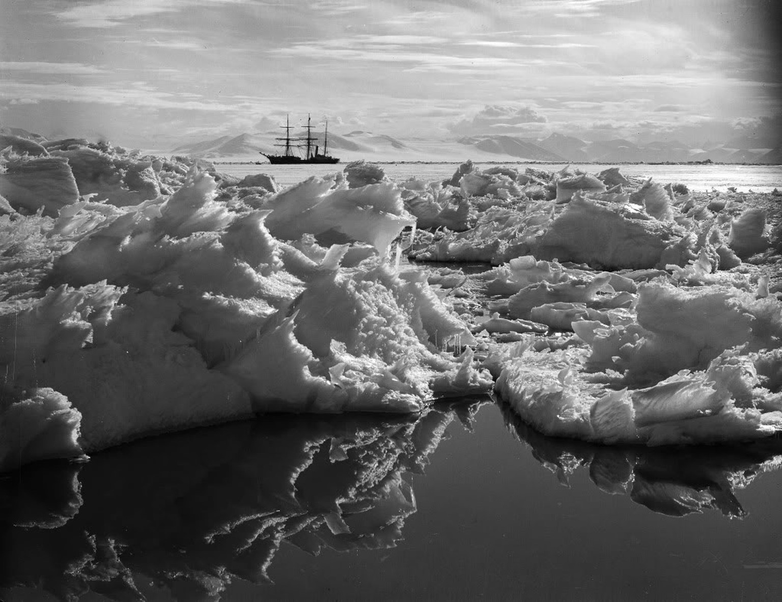 Eisberge mit der Terra Nova im Hintergrund, Januar 1911.