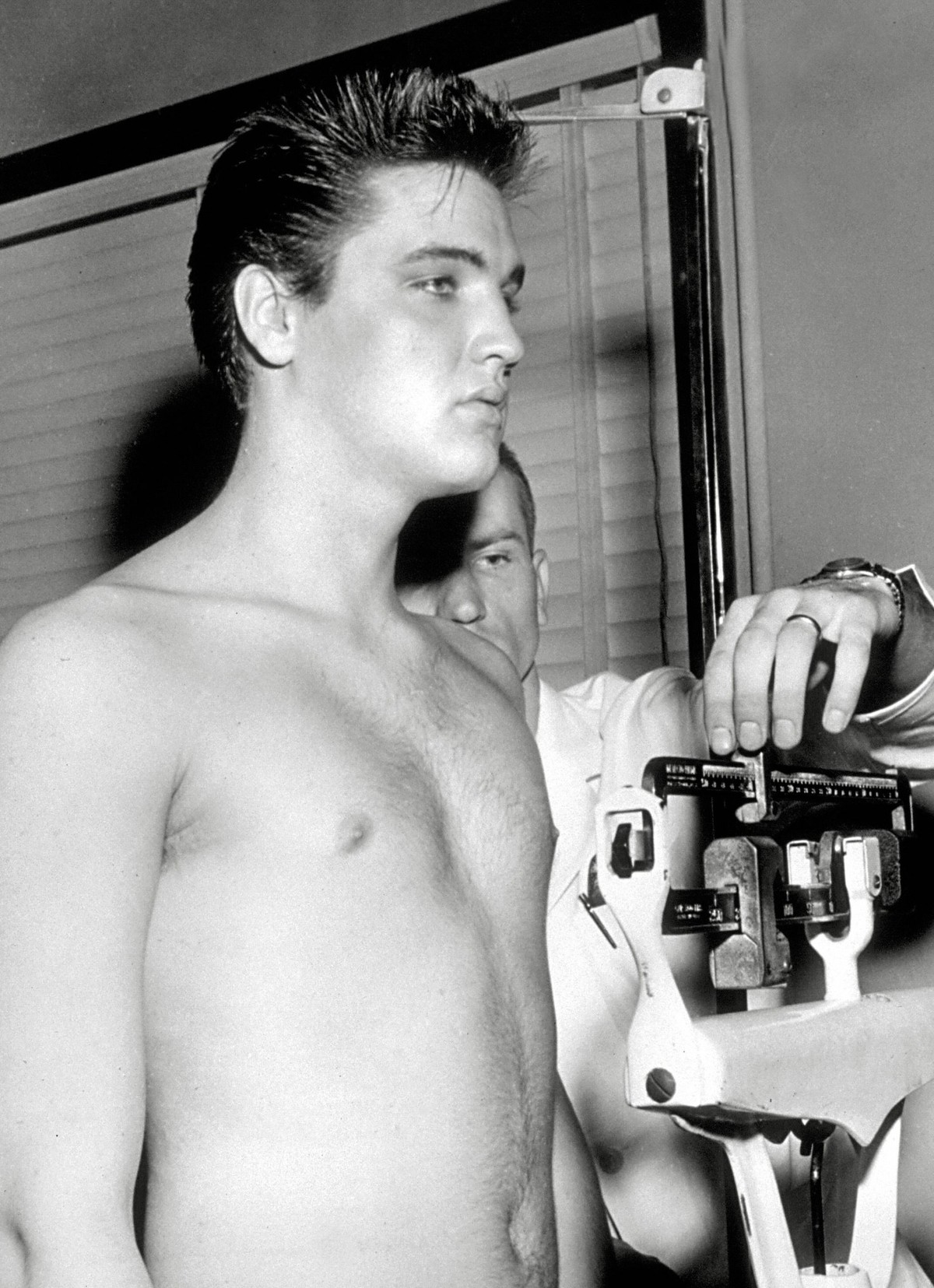 (Archival Classic Cinema - Elvis Presley Retrospective) Elvis Presley at his induction into the Army, 1958. Hollywood CA USA PUBLICATIONxINxGERxSUIxAUTxONLY Copyright: xHAx 31616_020CPC

archival Cl ...