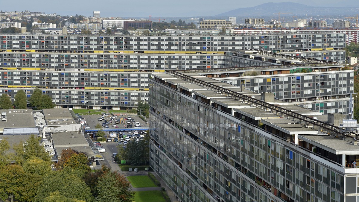 ARCHIV --- ZUM REFERENZZINSSATZ ALS BERECHNUNG DER MIETEN STELLEN WIR IHNEN FOLGENDES BILD ZUR VERFUEGUNG --- View of the residental estate Le Lignon with 2'700 flats in Vernier near Geneva, Swit ...