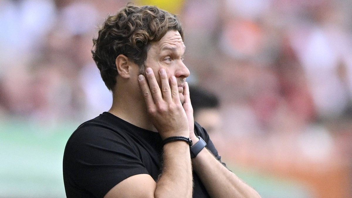 Trainer Coach Edin Terzic Borussia Dortmund BVB am Spielfeldrand Gestik Geste Enttaeuschung enttaeuscht nach vergebener Torchance Gestik Geste FC Augsburg FCA vs Borussia Dortmund BVB 21.05.2023 DFL R ...