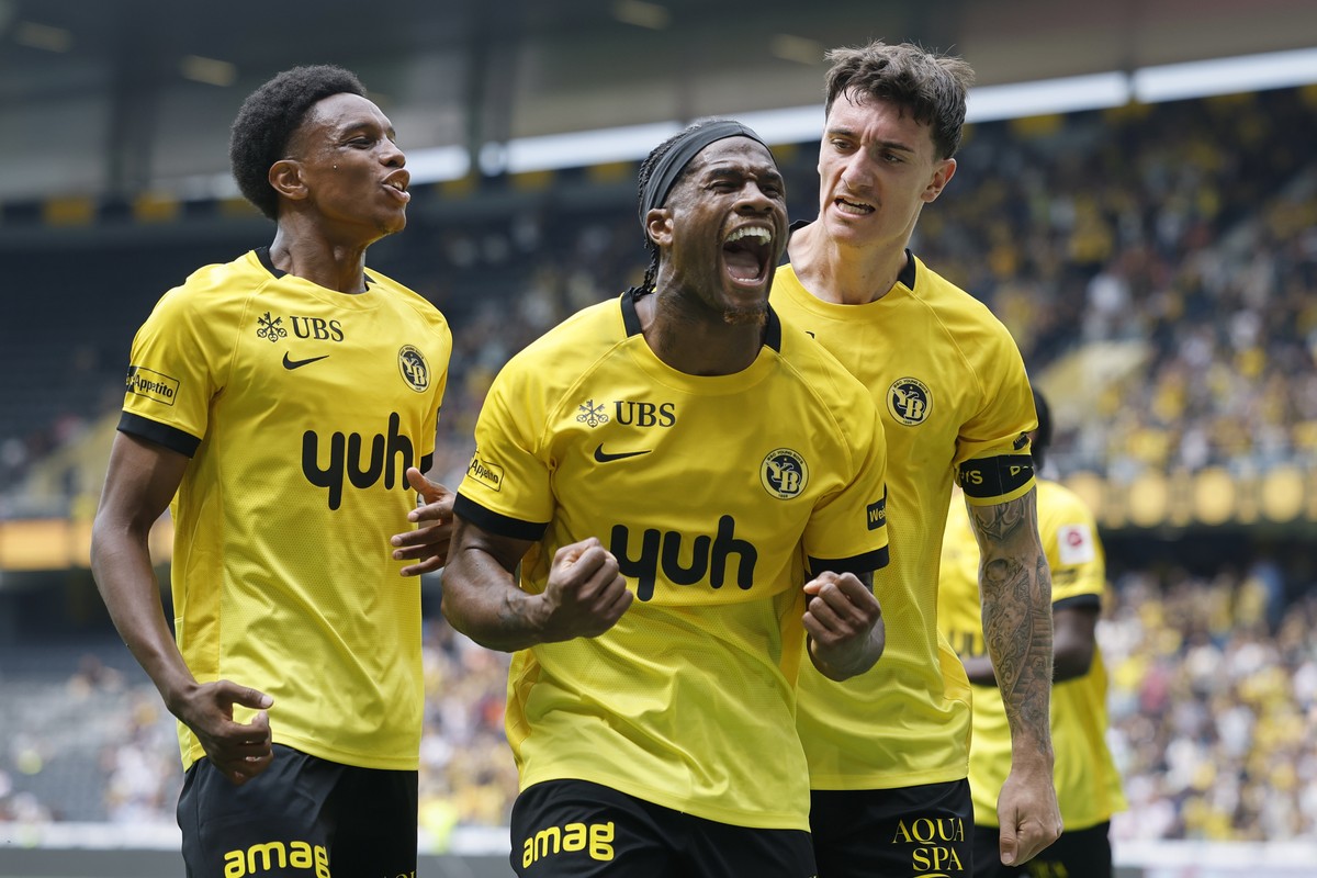 Samuel Essende (YB), Mitte, jubelt ueber sein Tor zum 3-2 mit den Teamkollegen Alvyn Sanches, links, und Cedric Zesiger im Super League Spiel zwischen dem BSC Young Boys und dem FC Sion, am Sonntag, 2 ...