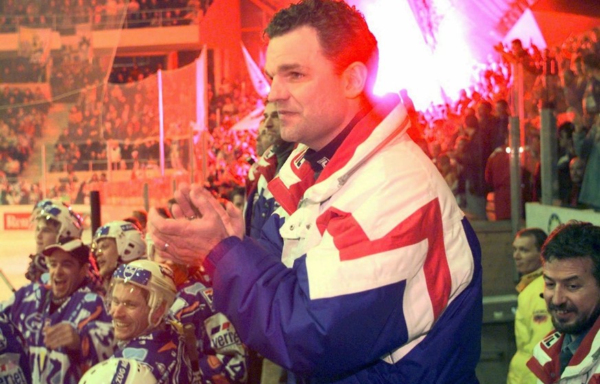 Zugs Trainer Sean Simpson applaudiert seinem Team zum Ende der sechsten Final-Playoff-Partie zwischen dem HC Davos und dem EV Zug vom Samstag, 11. April 1998, in der Davoser Eissporthalle, waehrend im ...