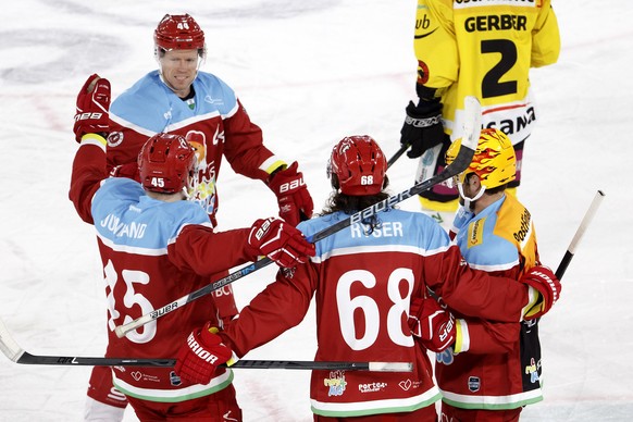 Lausanne's forward Sven Ryser #86 celebrates his goal with teammates defender Jonas Junland, of Sweden, left, forward Nicklas Danielsson, of Sweden, 2nd left, and center Dustin Jeffrey, of Canada, right, after scoring the 1:0, during a National League regular season game of the Swiss Championship between Lausanne HC and SC Bern, at the Malley 2.0 temporary stadium in Lausanne, Switzerland, Saturday, December 9, 2017. (KEYSTONE/Salvatore Di Nolfi)