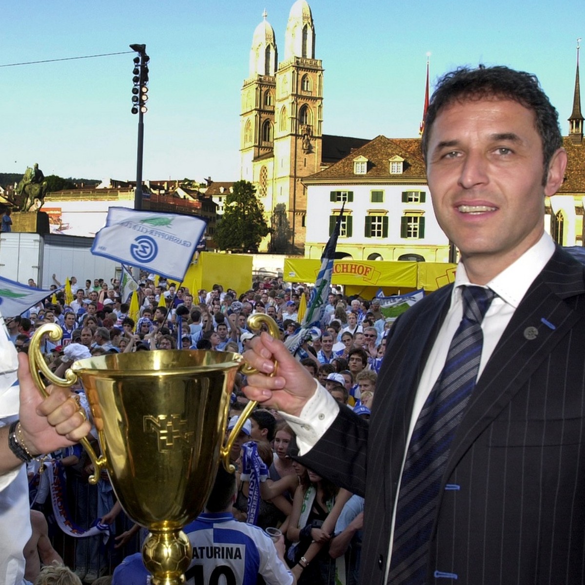 Nach dem Gewinn des Schweizer Fussball-Meistertitels durch den Zuercher Fussballverein Grasshopppers freuen sich Spieler Richard Nunez, links und Trainer Marcel Koller mit Hunderten von Fans am Sonnta ...