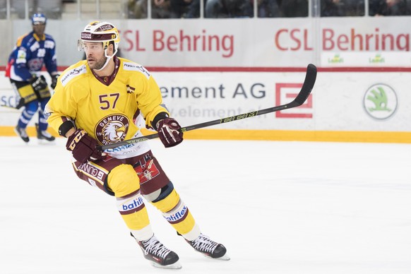 ZUM EISHOCKEY PLAYOFF-VIERTELFINAL ZWISCHEN DEM EV ZUG UND SERVETTE GENEVE HC STELLEN WIR IHNEN FOLGENDES BILDMATERIAL ZUR VERFUEGUNG  Servette Verteidiger Goran Bezina, beim Eishockey Meisterschafts ...