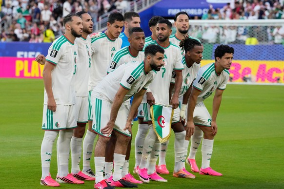 Algerian players pose for a team photo before the start of the World Cup Group J soccer match between Jordan and Algeria in Santa Clara, Calif., near San Francisco, Monday, June 22, 2026. (AP Photo/Eu ...