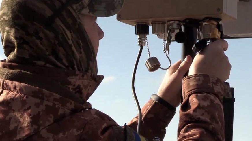Das von der Ukraine verwendete DroneHunter-System erfordert nebst den Abfang-Drohnen weitere Technik, wie Radar und diverse Sensorik.