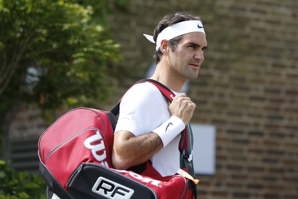 epa05391824 Roger Federer of Switzerland arrives for a training session on the eve of the Wimbledon Championships at the All England Lawn Tennis Club, in London, Britain, 26 June 2016. EPA/PETER KLAUN ...