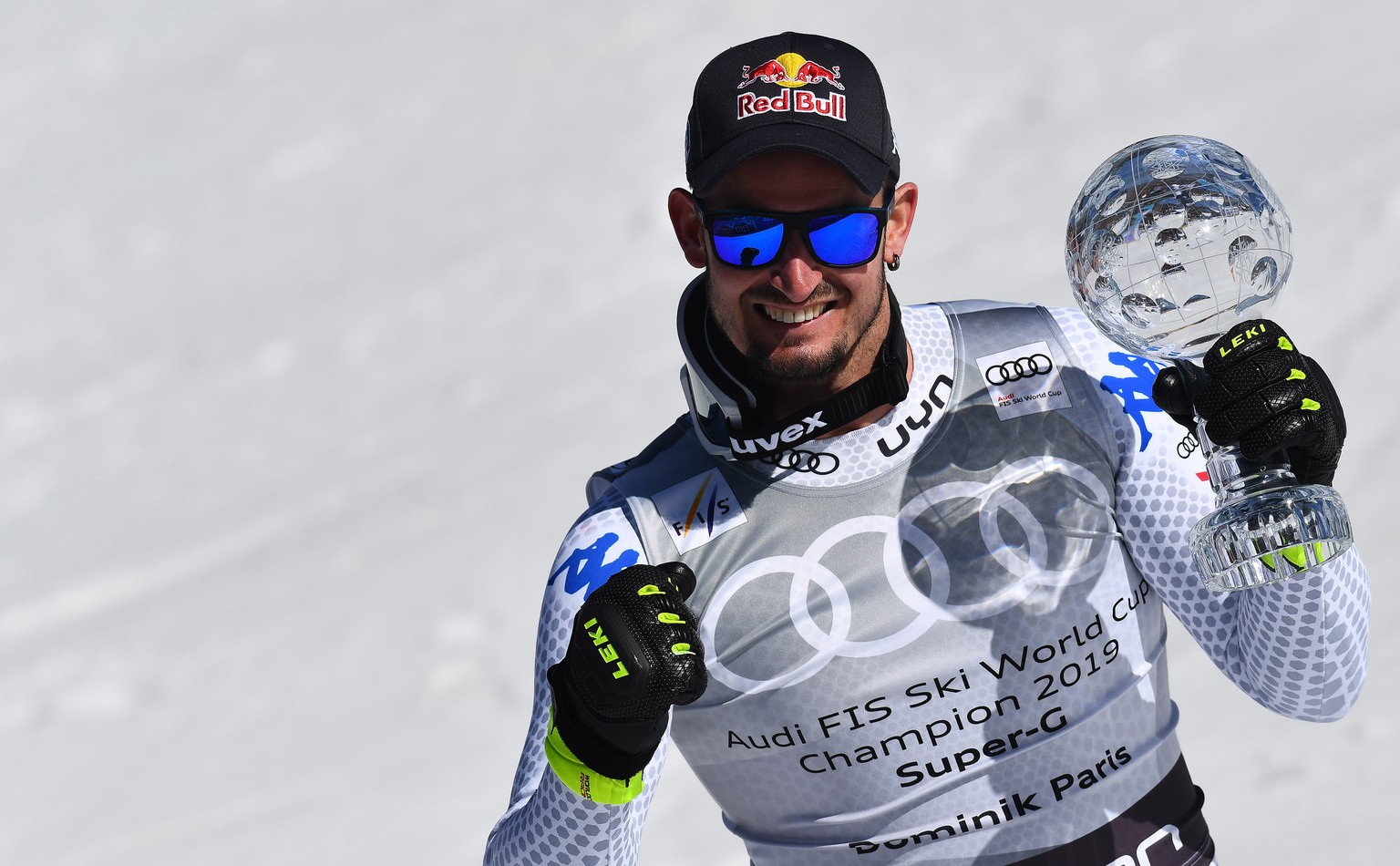 epa07436189 Super G World Cup winner Dominik Paris of Italy poses with his trophy after the men&#039;s Super G race of the FIS Alpine Skiing World Cup finals in Soldeu-El Tarter, Andorra, 14 March 201 ...