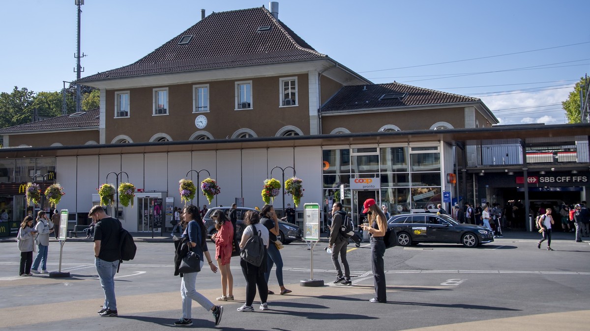 Une vue sur la place de la gare CFF de la ville de Morges le mardi 31 aout 2021 a Morges. La police a fait feu sur un homme qui se montrait menacant, lundi soir, en gare de Morges. L'individu est ...